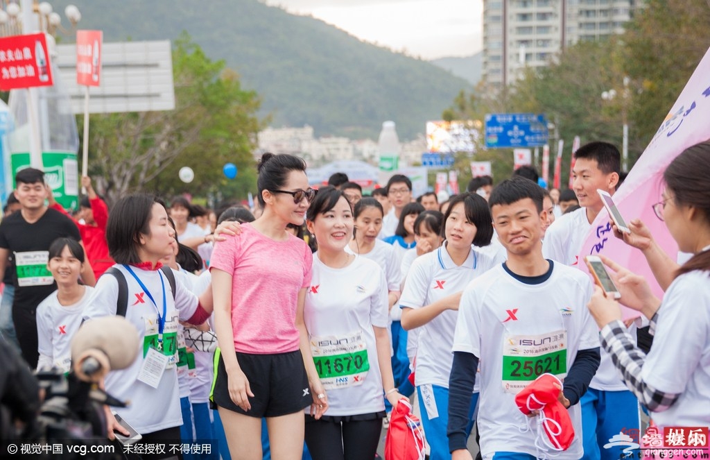 许晴海南国际马拉松开跑 露白皙美腿[墙根网]
