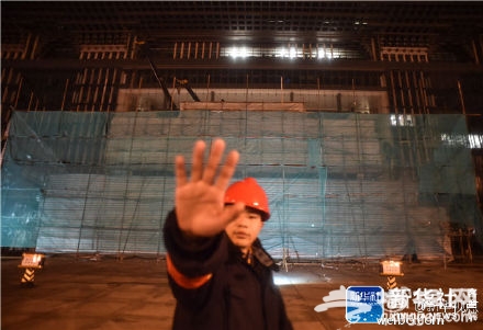 国家开发银行总部大楼门前牌坊连夜开拆[墙根网]
