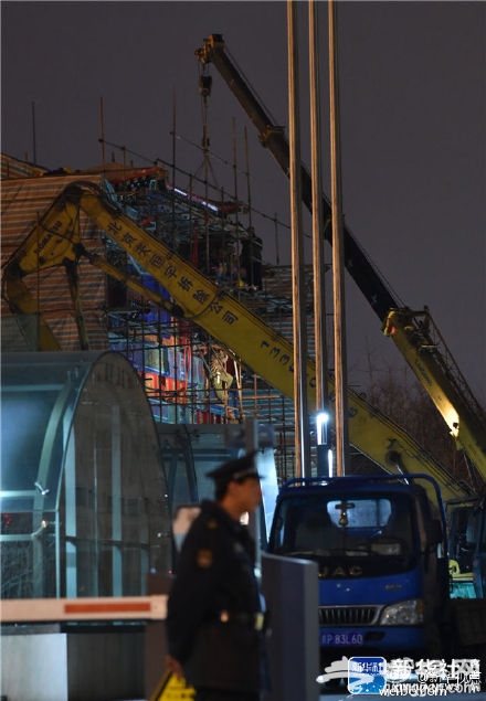 国家开发银行总部大楼门前牌坊连夜开拆[墙根网]