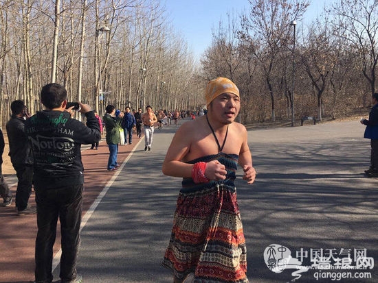 2月28日，北京奥林匹克森林公园上演“光猪跑”。