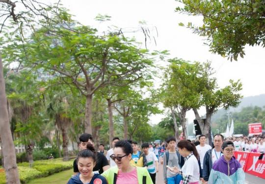 许晴海南国际马拉松开跑 露白皙美腿