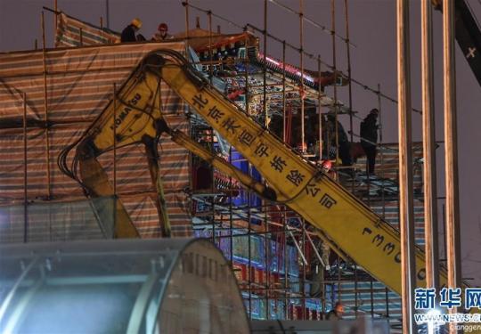 国家开发银行总部大楼门前牌坊连夜开拆