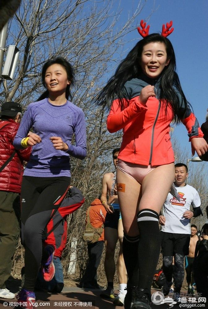 北京“光猪跑”造型吸睛 女选手豪放出镜[墙根网]