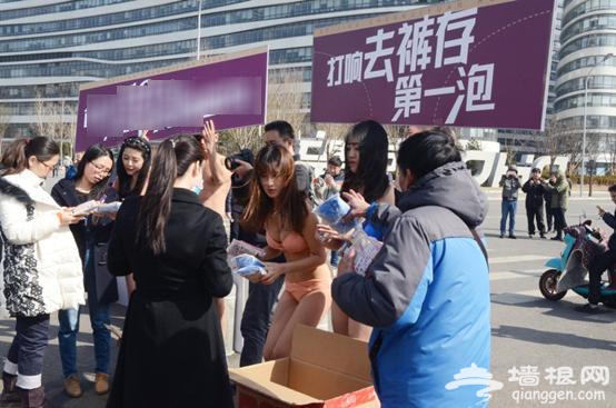 望京比基尼女郎街头送泳裤 响应“去库存”[墙根网]