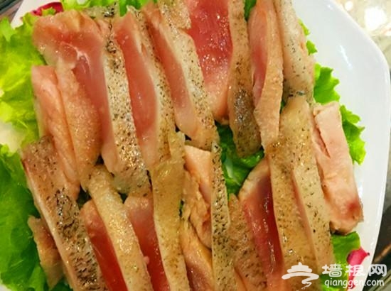 店里的菜品多数都是鱼肉制品