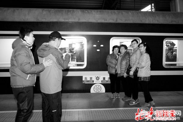 图为：乘坐北京铁路局2016年首趟旅游专列出行，兴高采烈的广大旅客