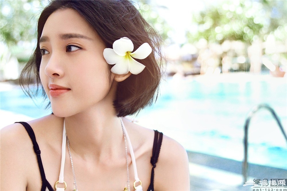 唐艺昕水中嬉戏俏皮靓丽[墙根网]