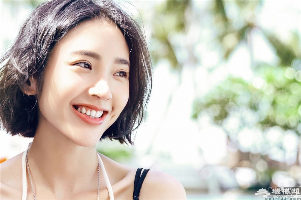 唐艺昕水中嬉戏俏皮靓丽[墙根网]