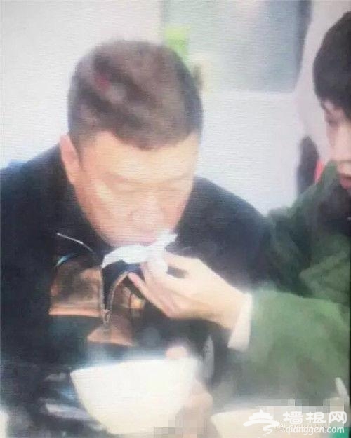 张艺兴为孙红雷擦嘴