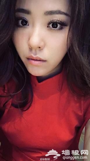 张靓颖晒美艳自拍 红衣下好身材凸显