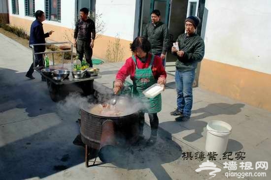 实拍东北铁锅炖鱼 这才叫豪放！[墙根网]