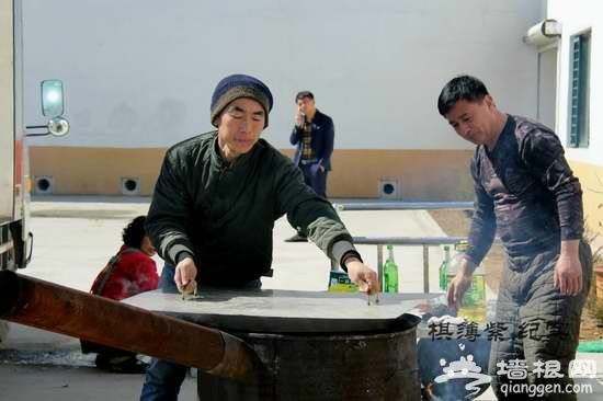 实拍东北铁锅炖鱼 这才叫豪放！[墙根网]