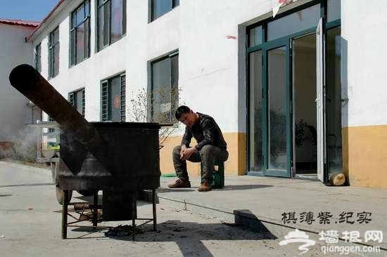 实拍东北铁锅炖鱼 这才叫豪放！[墙根网]