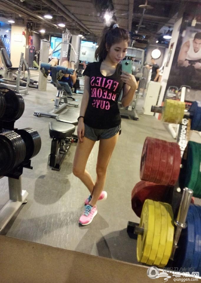 台湾女网红晒健身照 俯身自拍不惧尴尬[墙根网]