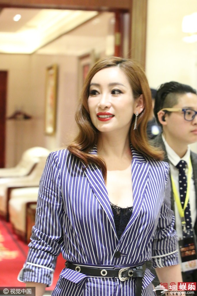 秦海璐离开酒店 好身材凸显[墙根网]