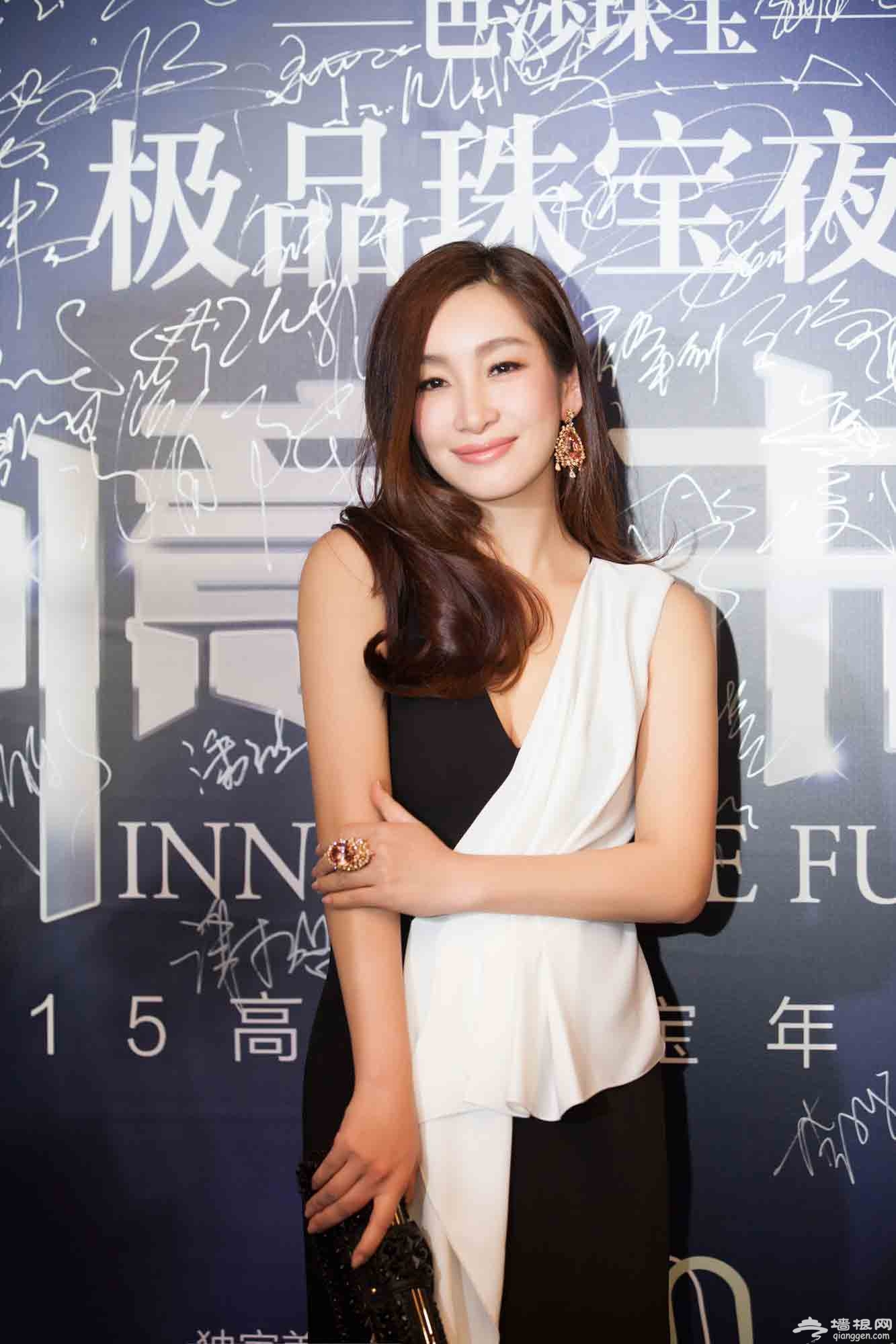 秦海璐离开酒店 好身材凸显[墙根网]