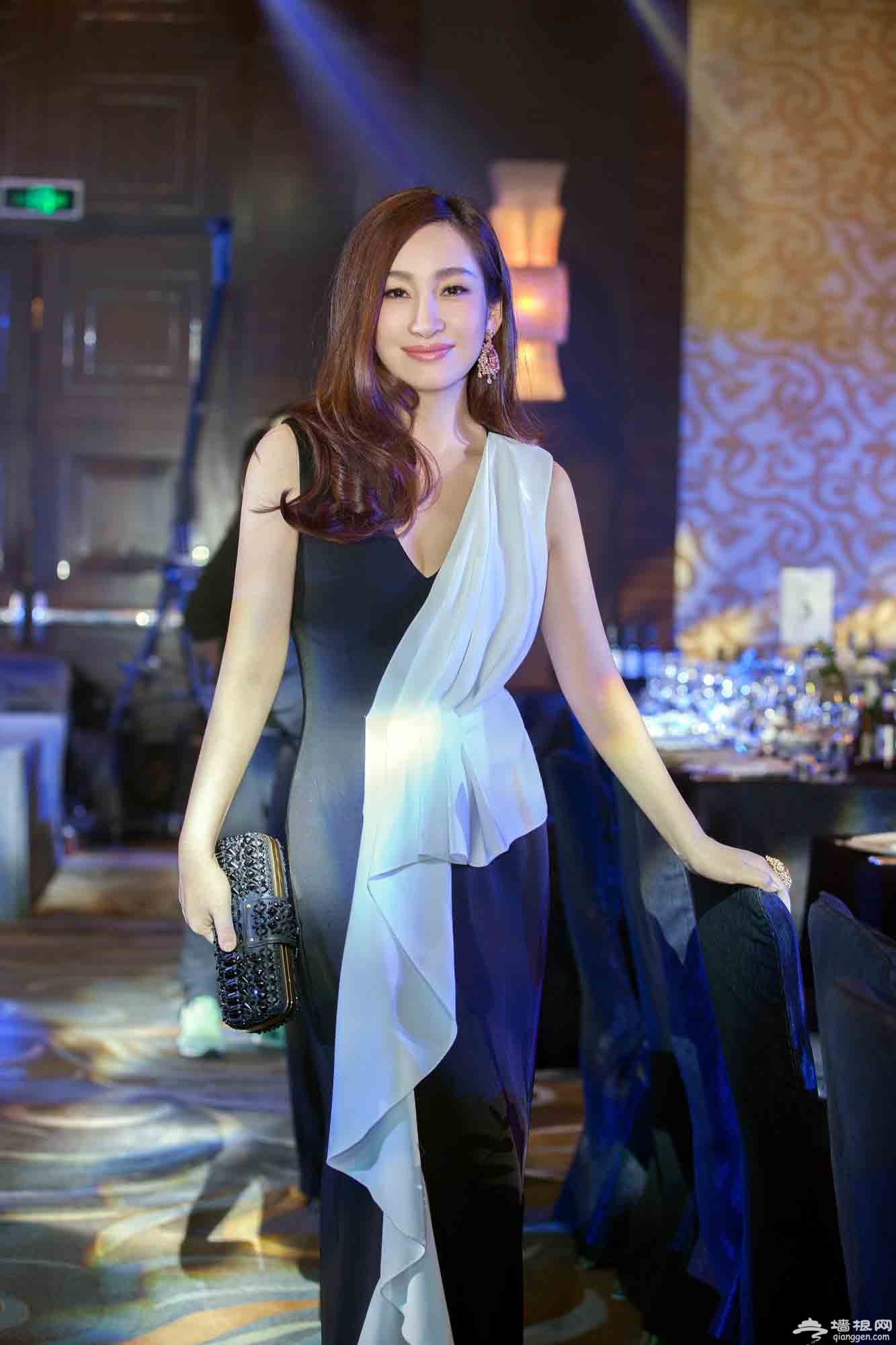 秦海璐离开酒店 好身材凸显[墙根网]