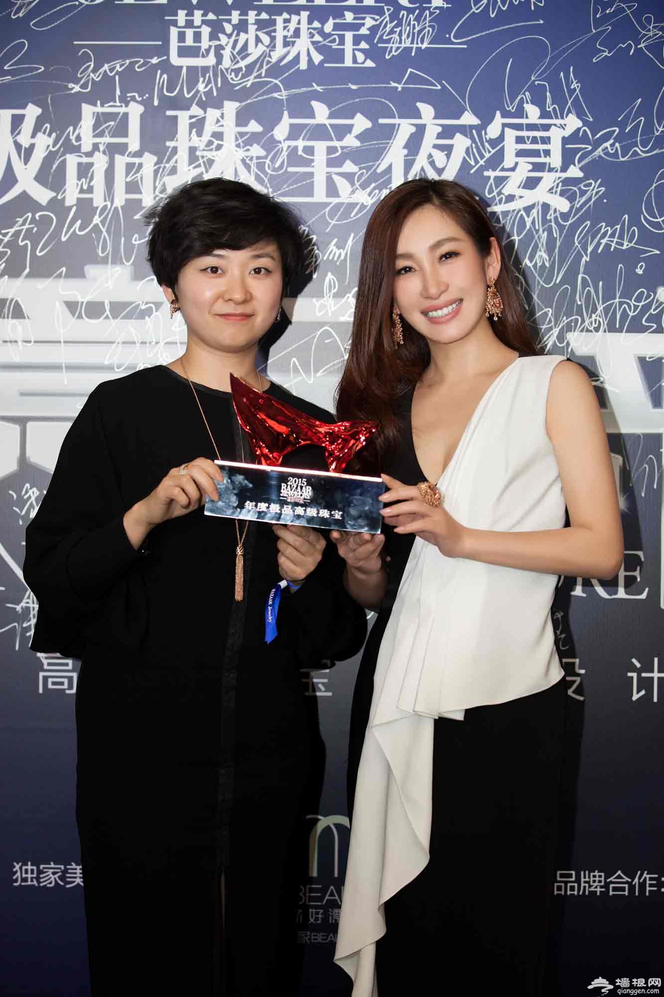 秦海璐离开酒店 好身材凸显[墙根网]
