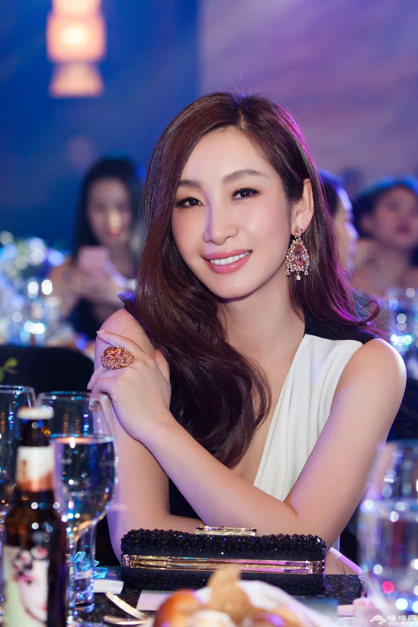 秦海璐离开酒店 好身材凸显[墙根网]