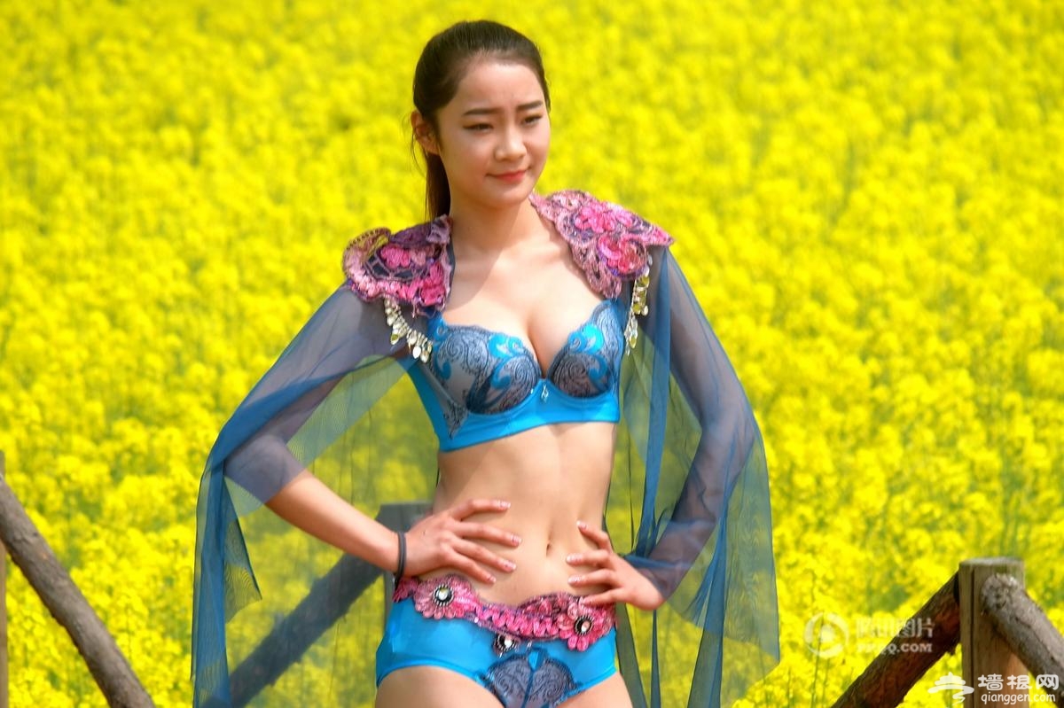 湖南常德油菜花海上演性感“内衣秀”[墙根网]