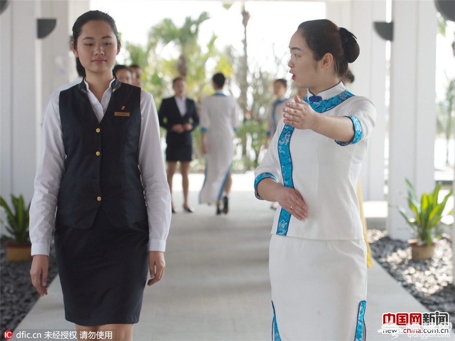 博鳌论坛礼仪青花瓷旗袍亮相[墙根网]
