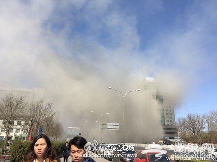 魏公村地铁附近寰太大厦起火[墙根网]