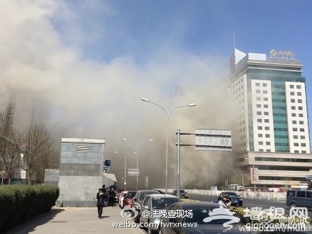 魏公村地铁附近寰太大厦起火[墙根网]
