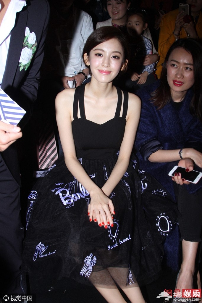 娜扎秀美背表情高冷 与沈梦辰同框走秀[墙根网]