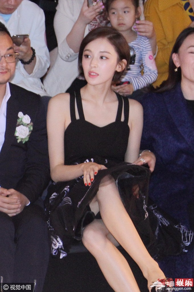 娜扎秀美背表情高冷 与沈梦辰同框走秀[墙根网]