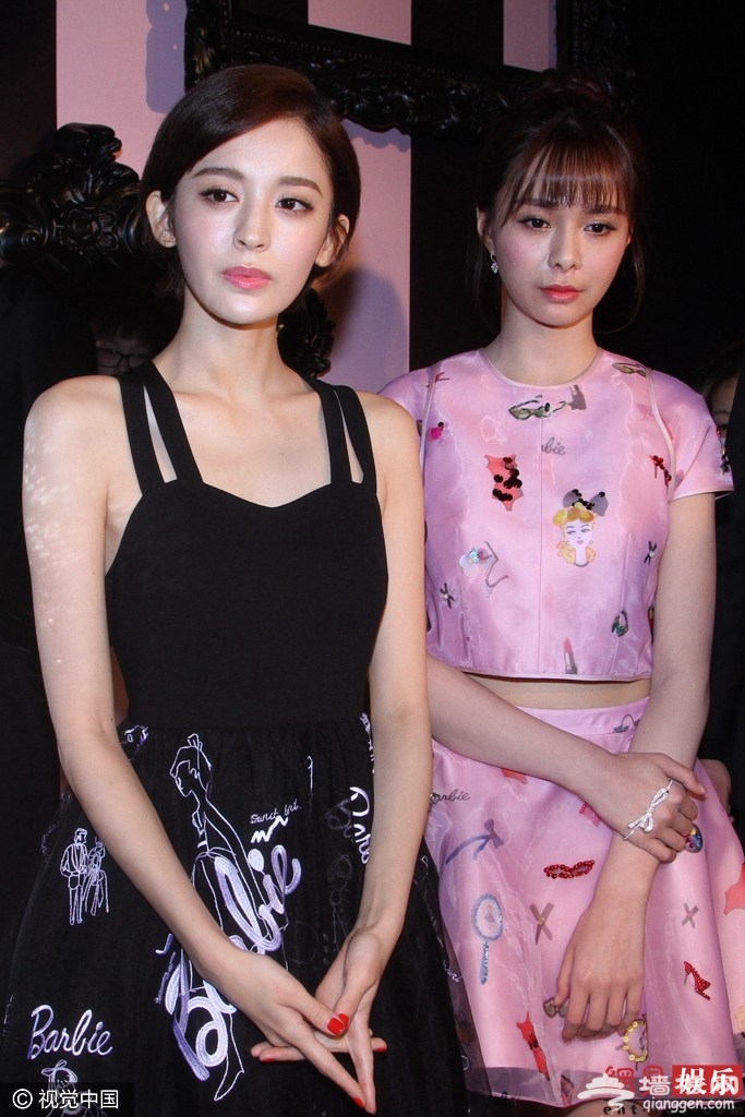 娜扎秀美背表情高冷 与沈梦辰同框走秀[墙根网]