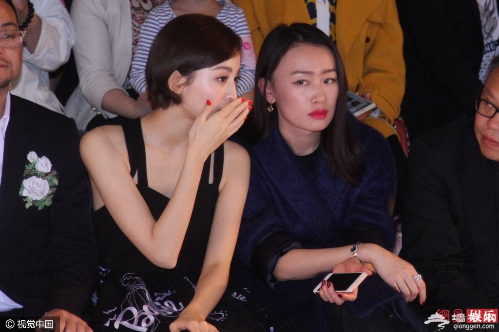 娜扎秀美背表情高冷 与沈梦辰同框走秀[墙根网]