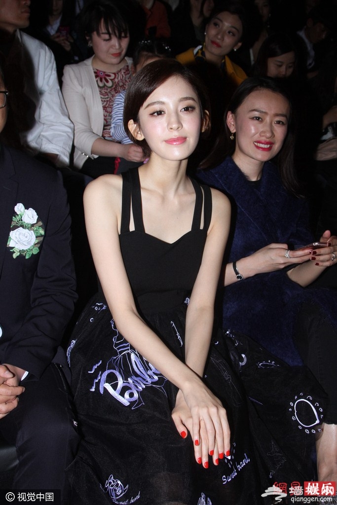 娜扎秀美背表情高冷 与沈梦辰同框走秀[墙根网]