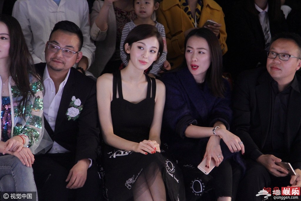 娜扎秀美背表情高冷 与沈梦辰同框走秀[墙根网]