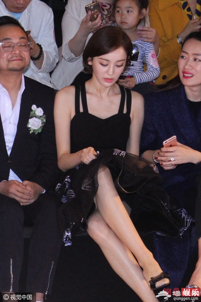 娜扎秀美背表情高冷 与沈梦辰同框走秀[墙根网]