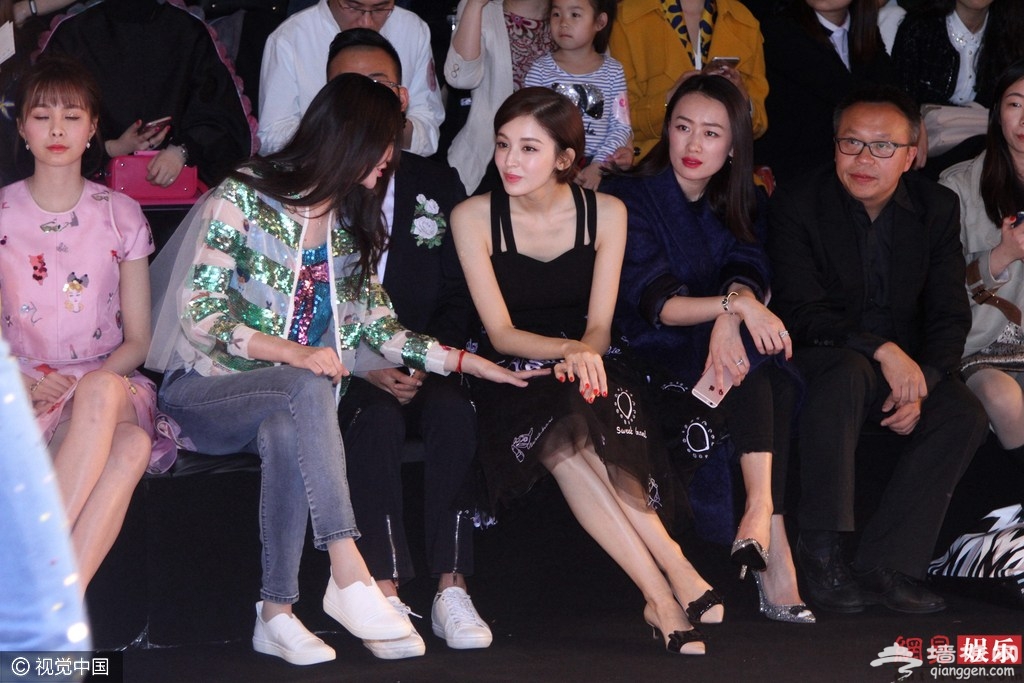娜扎秀美背表情高冷 与沈梦辰同框走秀[墙根网]