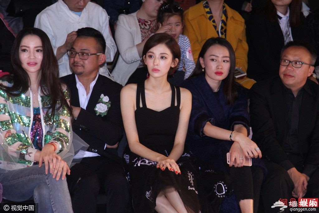 娜扎秀美背表情高冷 与沈梦辰同框走秀[墙根网]