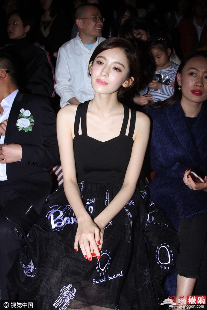 娜扎秀美背表情高冷 与沈梦辰同框走秀[墙根网]