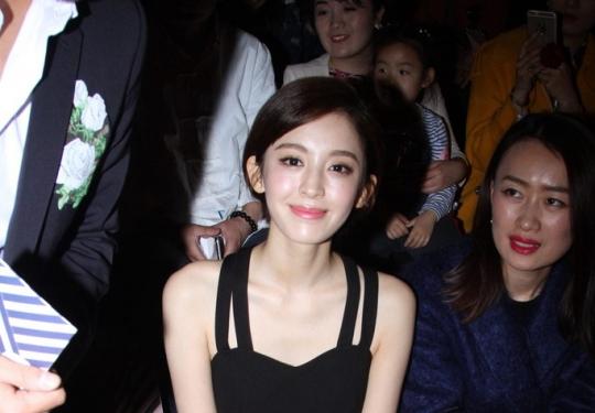 娜扎秀美背表情高冷 与沈梦辰同框走秀