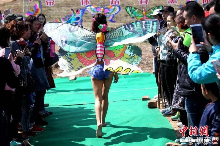 河南洛阳黛眉山风筝节比基尼美女背风筝走秀[墙根网]