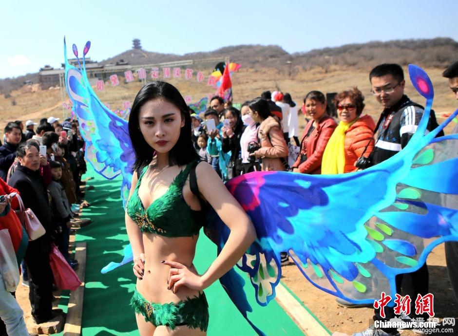 河南洛阳黛眉山风筝节比基尼美女背风筝走秀[墙根网]
