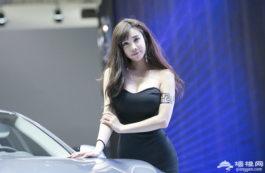 王思聪的直播平台又添新人：A4水蛇腰女神[墙根网]