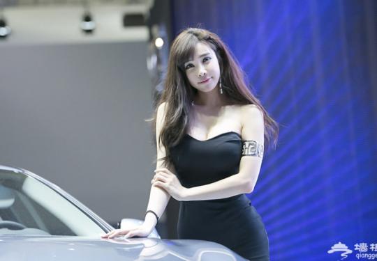 王思聪的直播平台又添新人：A4水蛇腰女神