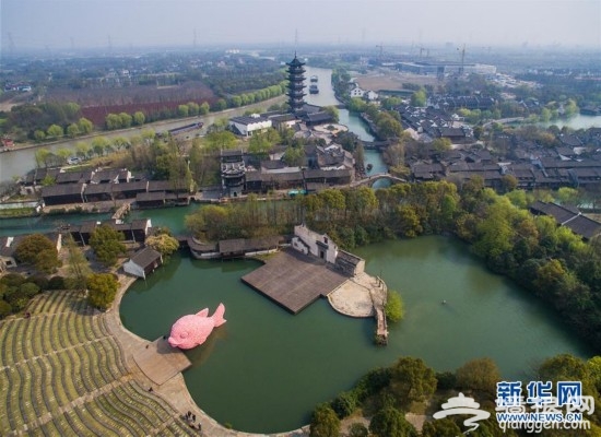 3月27日,粉红色的“浮鱼”首次亮相水乡乌镇西栅景区水剧场。这件作品是“大黄鸭之父”弗洛伦泰因·霍夫曼根据乌镇西栅景区内“水剧场”的空间环境而创作,也是即将开幕的“乌镇国际当代艺术邀请展”的重要参展作品之一。 3月28日至6月26日,“乌镇国际当代艺术邀请展”将在浙江省桐乡市乌镇景区内举行,展览汇集来自15个国家和地区的40位(组)艺术家的55组(套)130件作品,包括绘画、雕塑、摄影、装置、影像、动画、行为、声音等多媒介方式。新华社记者 徐昱 摄