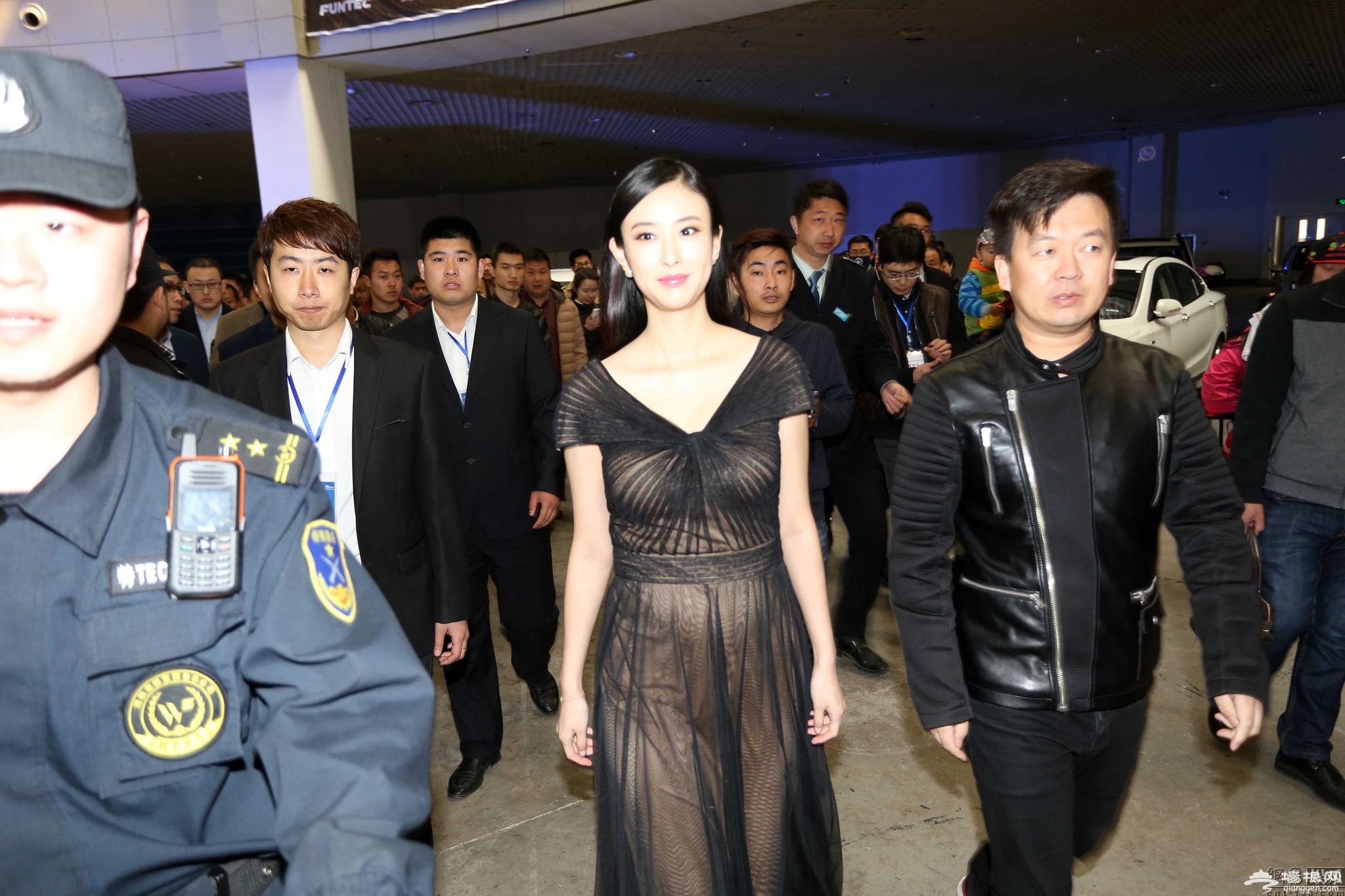 “兽兽”翟凌亮相车展捞金引众人围观[墙根网]