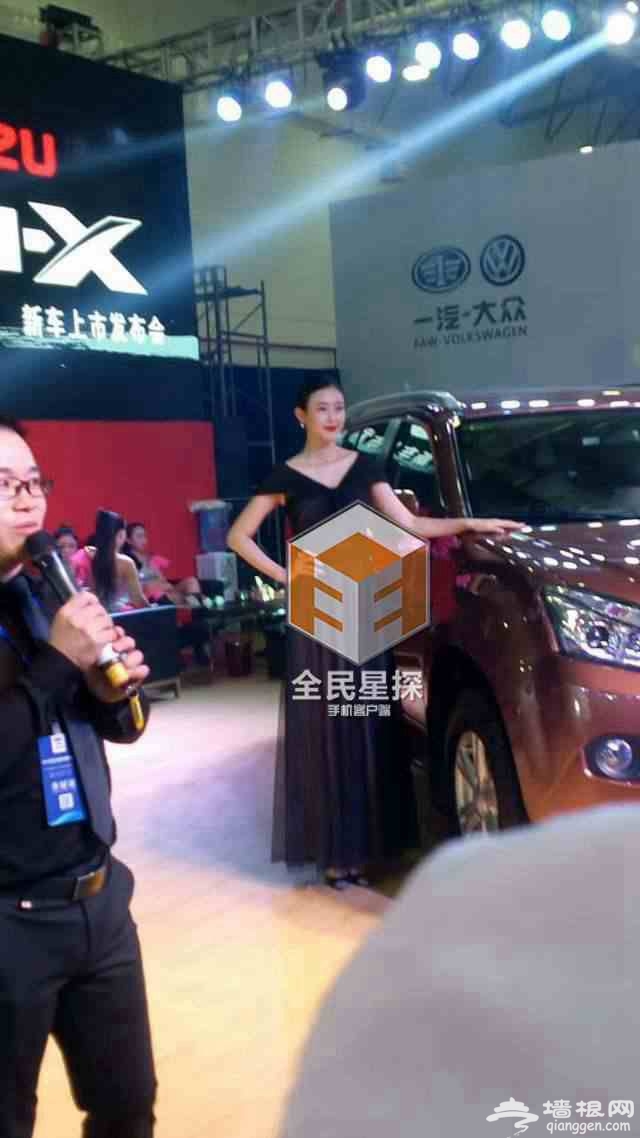“兽兽”翟凌亮相车展捞金引众人围观[墙根网]