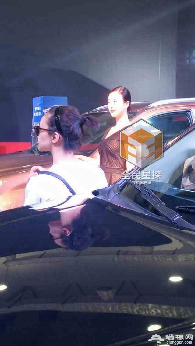 “兽兽”翟凌亮相车展捞金引众人围观[墙根网]