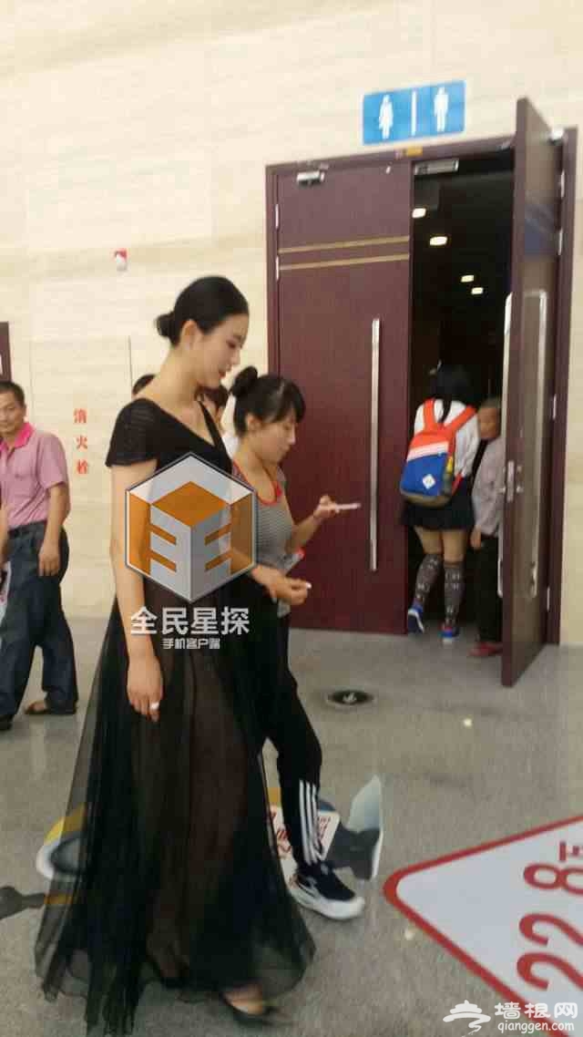 “兽兽”翟凌亮相车展捞金引众人围观[墙根网]