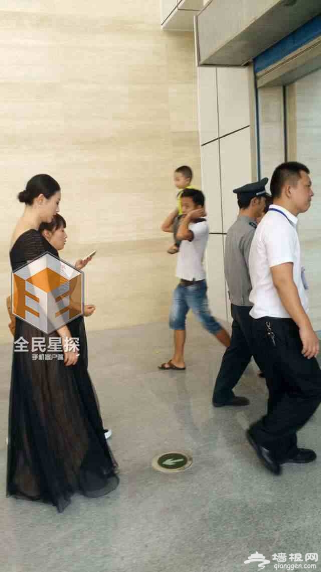 “兽兽”翟凌亮相车展捞金引众人围观[墙根网]