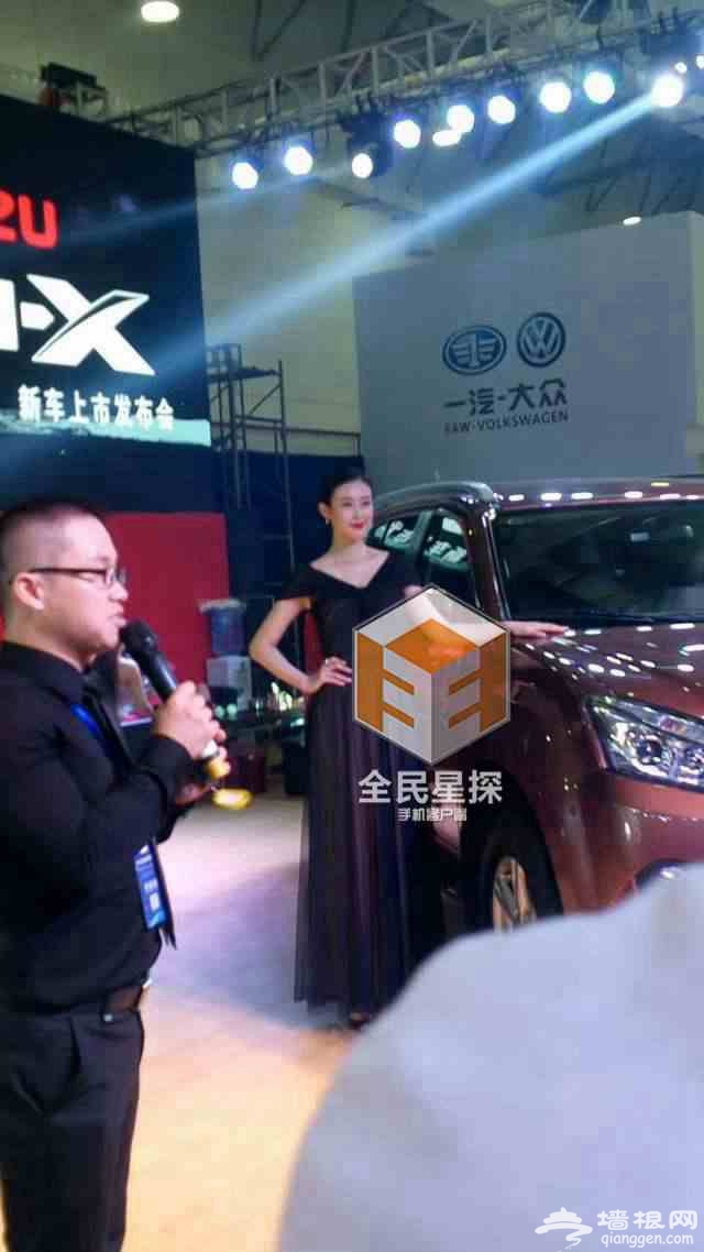 “兽兽”翟凌亮相车展捞金引众人围观[墙根网]