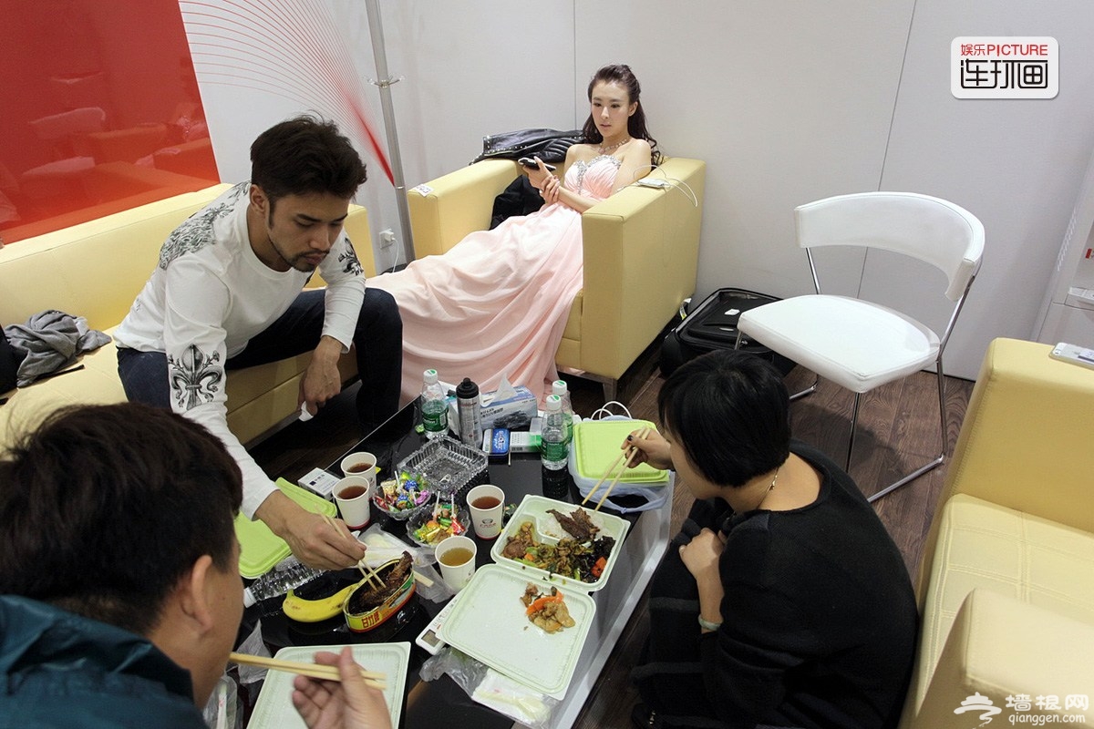 “兽兽”翟凌亮相车展捞金引众人围观[墙根网]